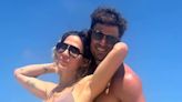 En microbikini y desde la playa, Jimena Barón elogió a su novio en bermuda animal print