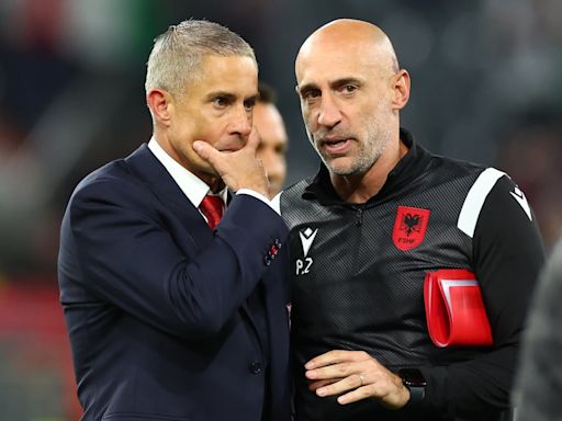 Albania, una canción y el fútbol en honor a los abuelos: la misión de Zabaleta y Sylvinho en la selección