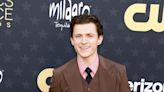 FOTO: Tom Holland causa revuelo en redes sociales al ser comparado con Peso Pluma por su nuevo look - El Diario NY