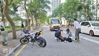 電單車撞過路婦 司機途人助報警 - 20240515 - 港聞