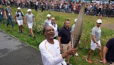 El rapero Snoop Dogg desata la locura en redes portando la antorcha olímpica en París: "Lo mejor del año"