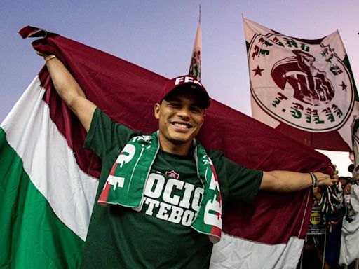 Thiago Silva chega ao Rio e é recebido com festa por torcedores do Fluminense | Fluminense | O Dia