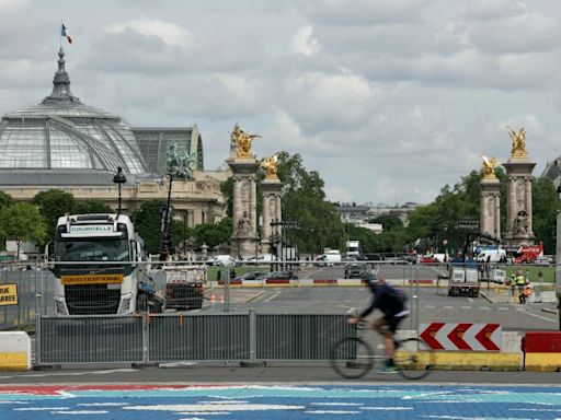 JO-2024: à Paris, les barrières fleurissent, les désagréments aussi