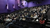 Este es el truco para escuchar las películas en español en los cines de EE.UU., según una tiktoker colombiana