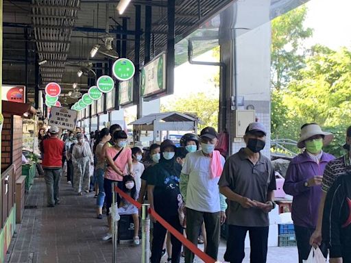 花蓮縣府發放市集加倍券 民眾排隊 (圖)