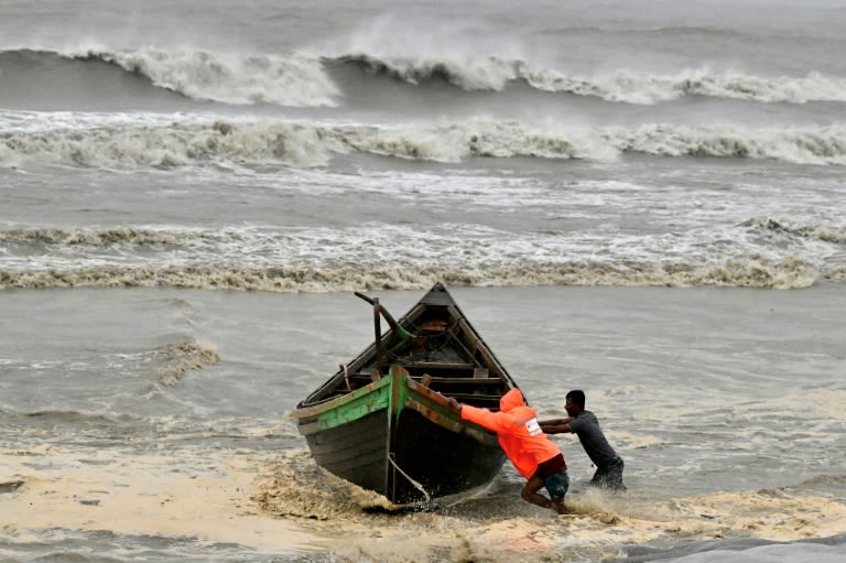 Cyclone hits Bangladesh as nearly a million flee inland for shelter