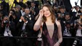 Cannes 2024: Emma Stone enamora con su baile al presentar 'Kinds of Kindness' (VIDEO)