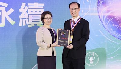 蕭美琴頒發「工程獎章」給北科大特聘教授宋裕祺
