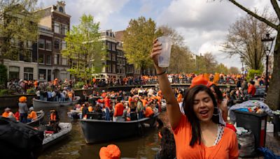 Holandeses celebran el Día del Rey con paseos en canal y pasteles glaseados de naranja