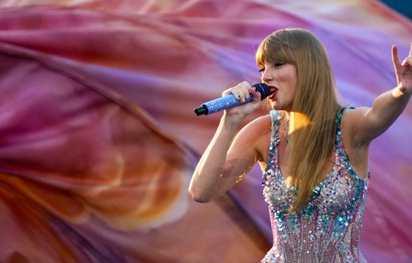 Taylor Swift sings 'I'm falling in love again' for second time to boyfriend Travis Kelce