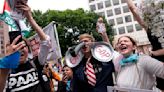 Cientos de activistas protestan frente a Convención Nacional Republicana