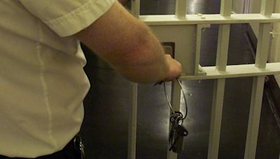 Offenders to be released early as prison system faces ‘collapse’, says minister