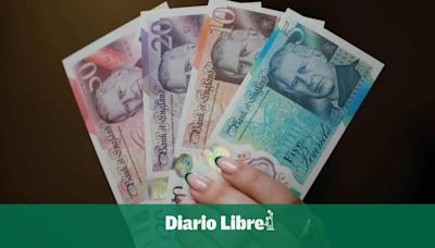 Entran en circulación los nuevos billetes británicos con la figura de Carlos III