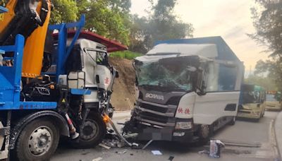 【交通意外】打鼓嶺2貨車與小巴相撞 2貨車司機一度被困送院救治