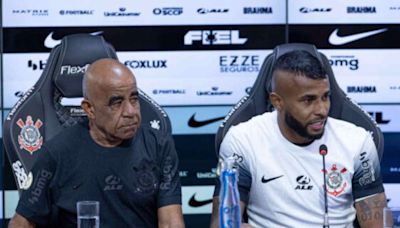 Alex Santana é apresentado ao lado da família no Corinthians: 'Sei o que é vestir essa camisa'