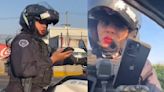 Graba a policía vial de Jalisco viendo el teléfono mientras conduce y ella lo detiene y lo multa por lo mismo