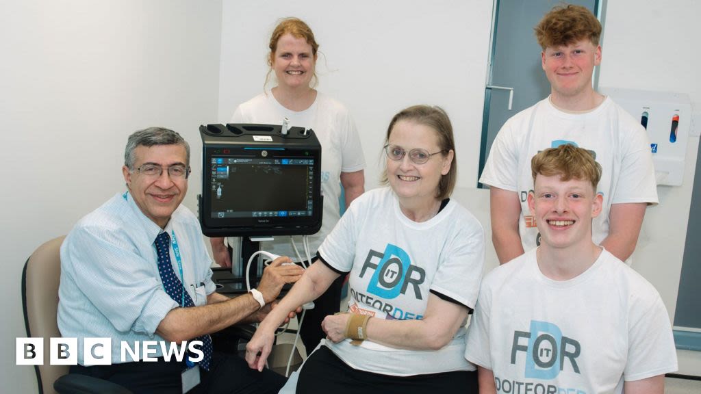 Oswestry: Family funds £18k scanner as thank you to doctor