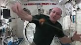 NASA: Astronauta lleva yo-yo al espacio para enseñar física y se viraliza (VIDEO)