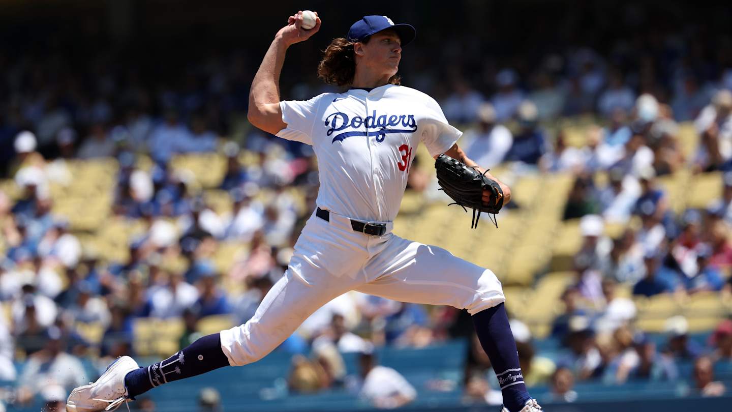 Tyler Glasnow Cleans Out Locker, Leaves Dodgers After Suffering Elbow Injury