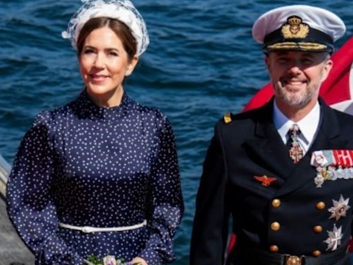 En barco: Federico y Mary de Dinamarca se mudaron al castillo de Fredensborg