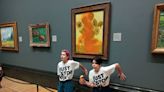 Ambientalistas britânicos jogam sopa em pintura "Girassóis" de Van Gogh