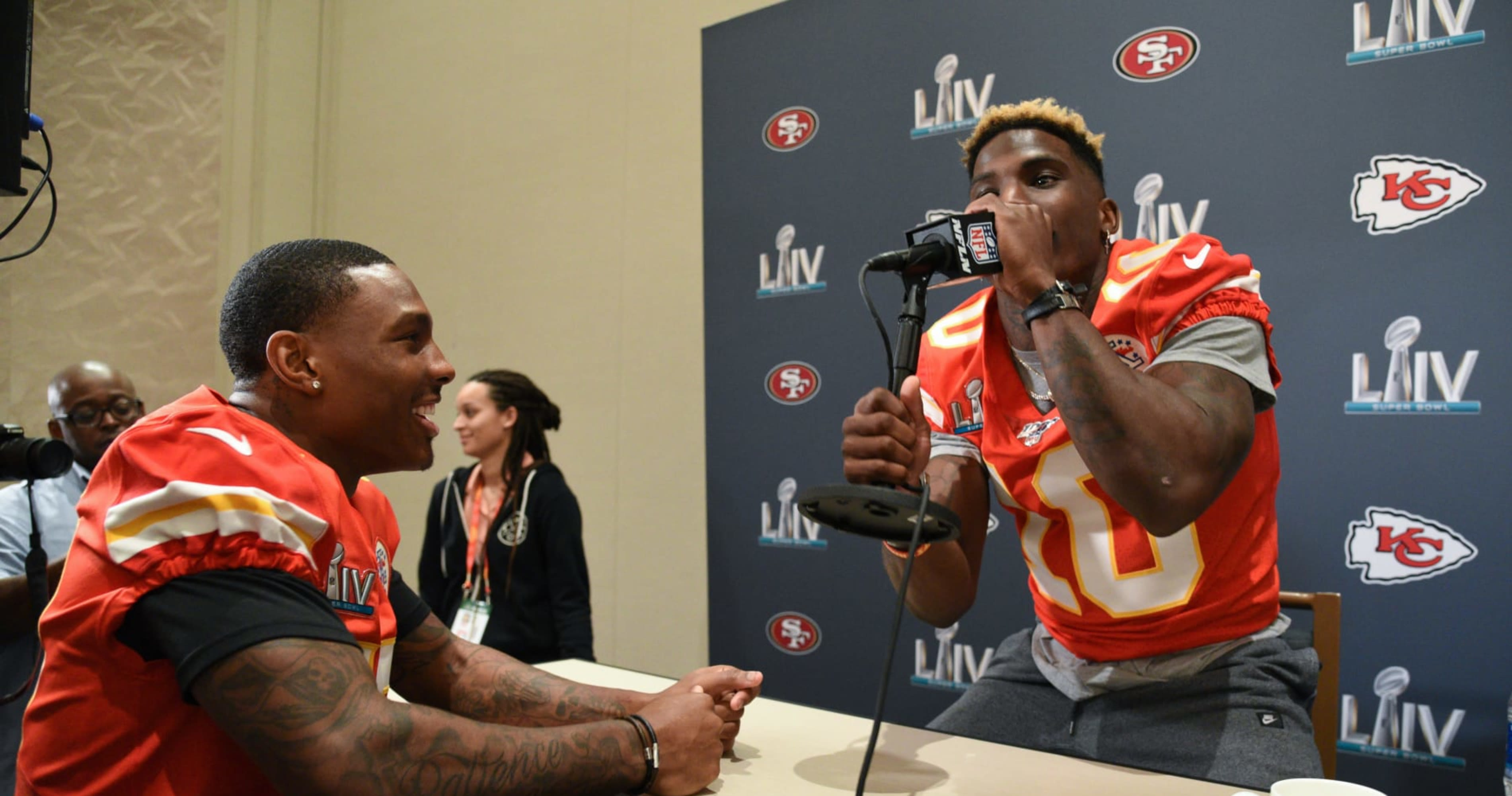 Video: Dolphins' Tyreek Hill, Chiefs FA Mecole Hardman Compete in Basketball Workout