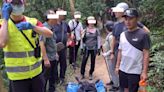 60歲男登山突昏倒！民雄見狀急上前支援 助消防隊合力抬人下山