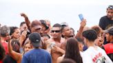 Filipe Ret é cercado por fãs e causa tumulto em praia do Rio | Celebridades | O Dia