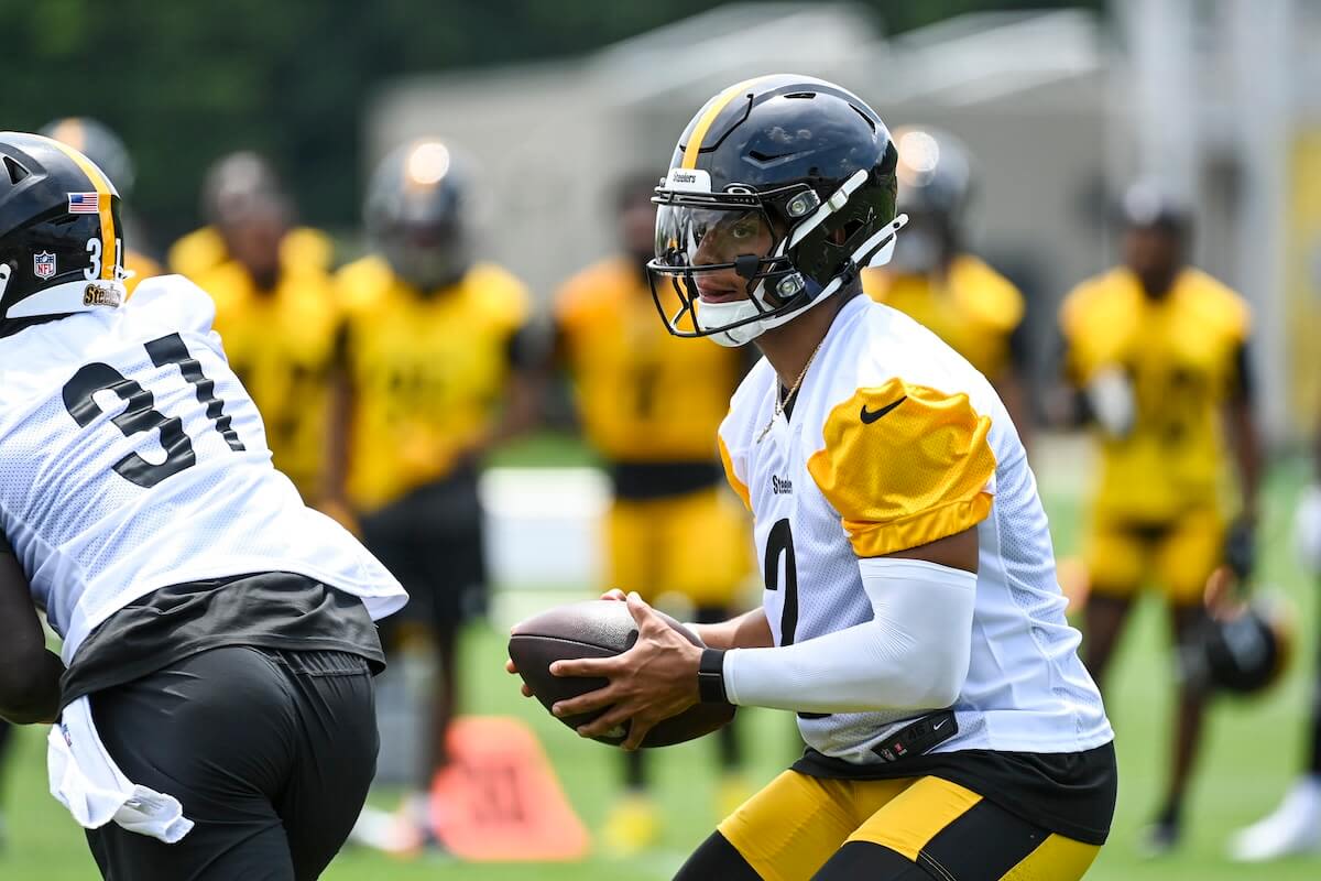 Steelers' Fields wants to compete, not planning on 'sitting all year'