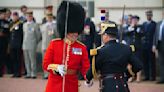 Tropas británicas y francesas marchan en desfiles en Londres y París en muestra de solidaridad