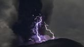 Éclairs violets et jets de lave… Les images exceptionnelles de l’éruption du volcan Ibu
