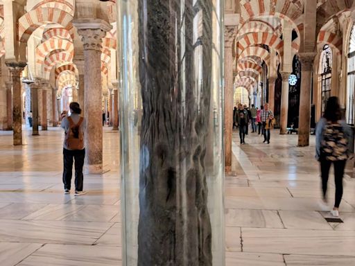 La columna de la Mezquita-Catedral que fue construida en el infierno