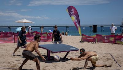 Una mesa con curvas y una pelota de vóley: Badalona acoge el primer torneo en España de un nuevo deporte híbrido