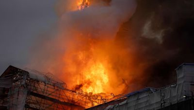 Impactantes imágenes en Copenhague. Un incendio arrasó la Bolsa de Valores de Dinamarca