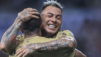 Regresa a los abrazos: revisa el gol de Eduardo Vargas que deja en el liderato a Atlético Mineiro - La Tercera