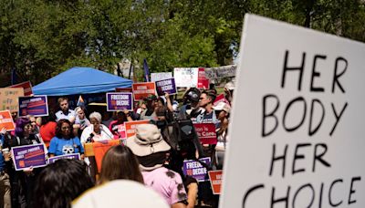 Cómo los demócratas planean usar contra Trump la draconiana ley antiaborto de Arizona en la campaña electoral