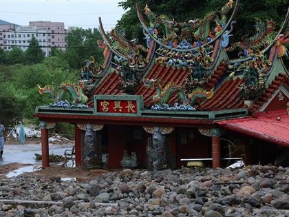 豪雨重創北海岸災後直擊 金山老街滿地黃泥、廟宇險遭土石淹沒【圖輯】