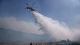 Fuertes vientos y terreno difícil dificultan combate a gran incendio en Los Ángeles