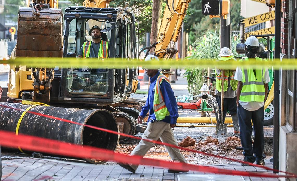Water woes wreak havoc in Midtown Atlanta. Crisis reaches fourth day puts mayor under fire