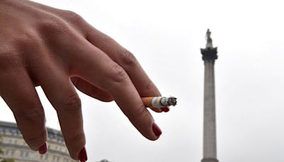 El Reino Unido aprueba la ley que prohíbe la venta de tabaco a cualquier nacido después de 2008