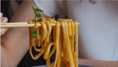 颱風天內行人吃颱風餐 防颱必備神級料理「颱風麵」：開哪一個煮最頂