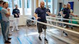Ucranianos que sufrieron amputaciones viajan a Alemania para recibir prótesis a medida