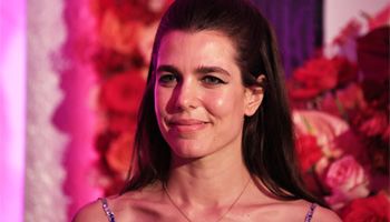 Fiebre del sábado noche en el Baile de la Rosa: Carlota Casiraghi y los Grimaldi marcan el ritmo de una fiesta disco majestuosa