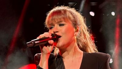 Kelly Clarkson blanks on song lyrics and suffers wardrobe malfunction at NJ show