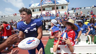 Local Buffalo product Joe Andreessen takes in Bills' 'Blue and Red' practice