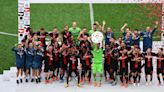Las imágenes de la celebración del Bayer Leverkusen, en la entrega del trofeo de la Bundesliga