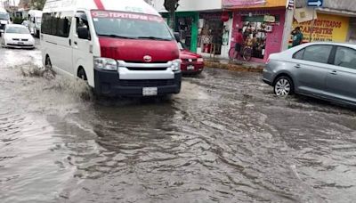 Lluvias en Tehuacán desbordan aguas negras sobre la Vía Puebla pese a obras