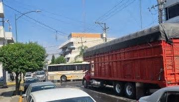 Bloquean estudiantes de la ENEF la avenida Lázaro Cárdenas de Morelia