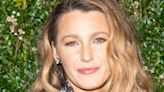 Sublime, Blake Lively adopte la queue-de-cheval XXL