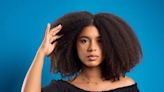 70% das mulheres negras brasileiras se sentem pressionadas a alisar o cabelo, aponta pesquisa